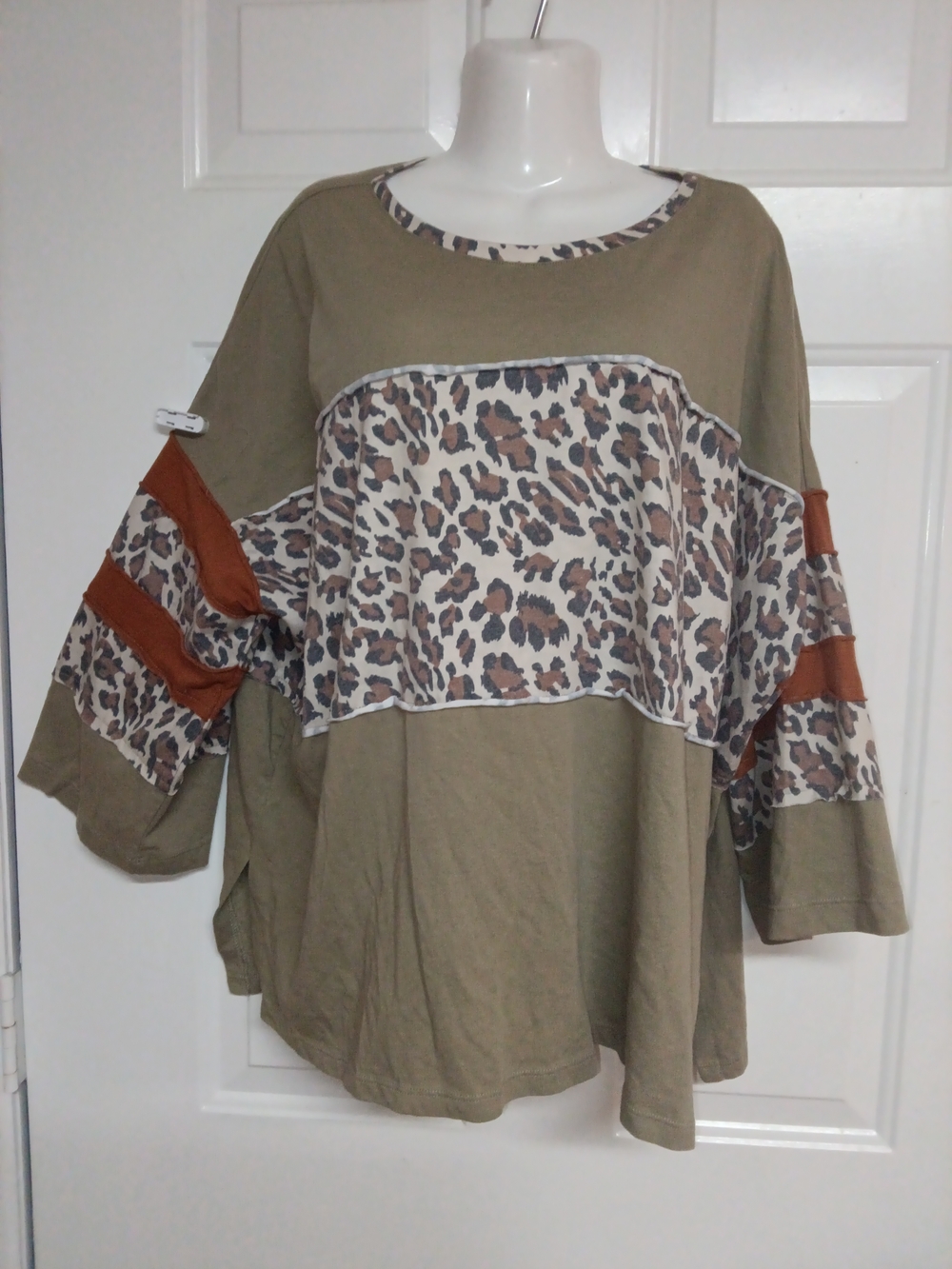 🌻🤠easel Olive & Leopard Panel Tunic with Rust Accents Dulman Sleeve Size M